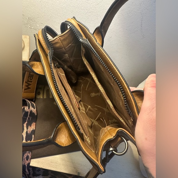 Wrangler Leopard Print Small Tote Crossbody Bag - Picture 4 of 4